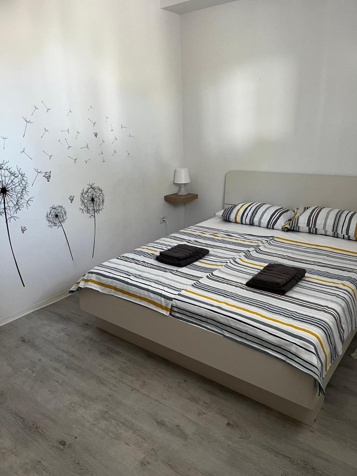 Apartma Sunny Lägenhet Izola Exteriör bild